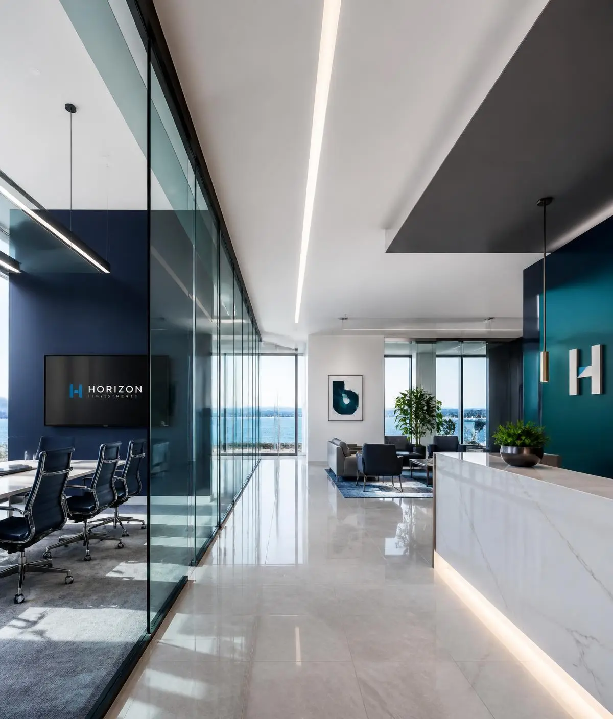 Oficina corporativa luminosa con pisos impecables